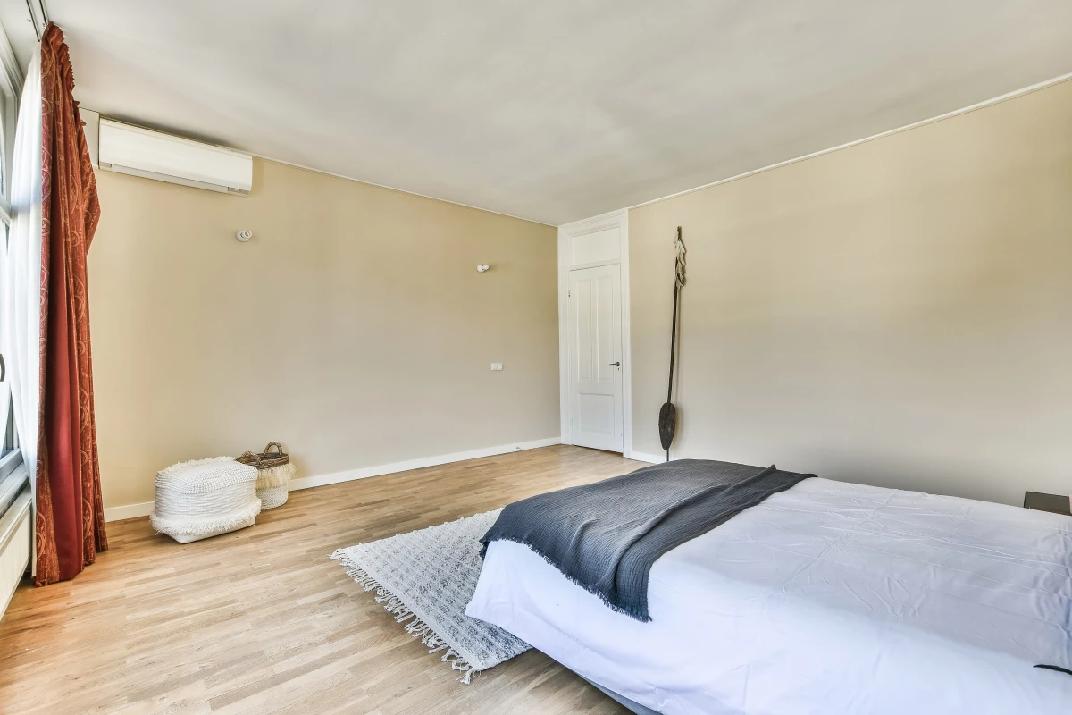Guide Expert : Choisir le Mur Idéal à Peindre en Couleur dans une Chambre Mansardée
